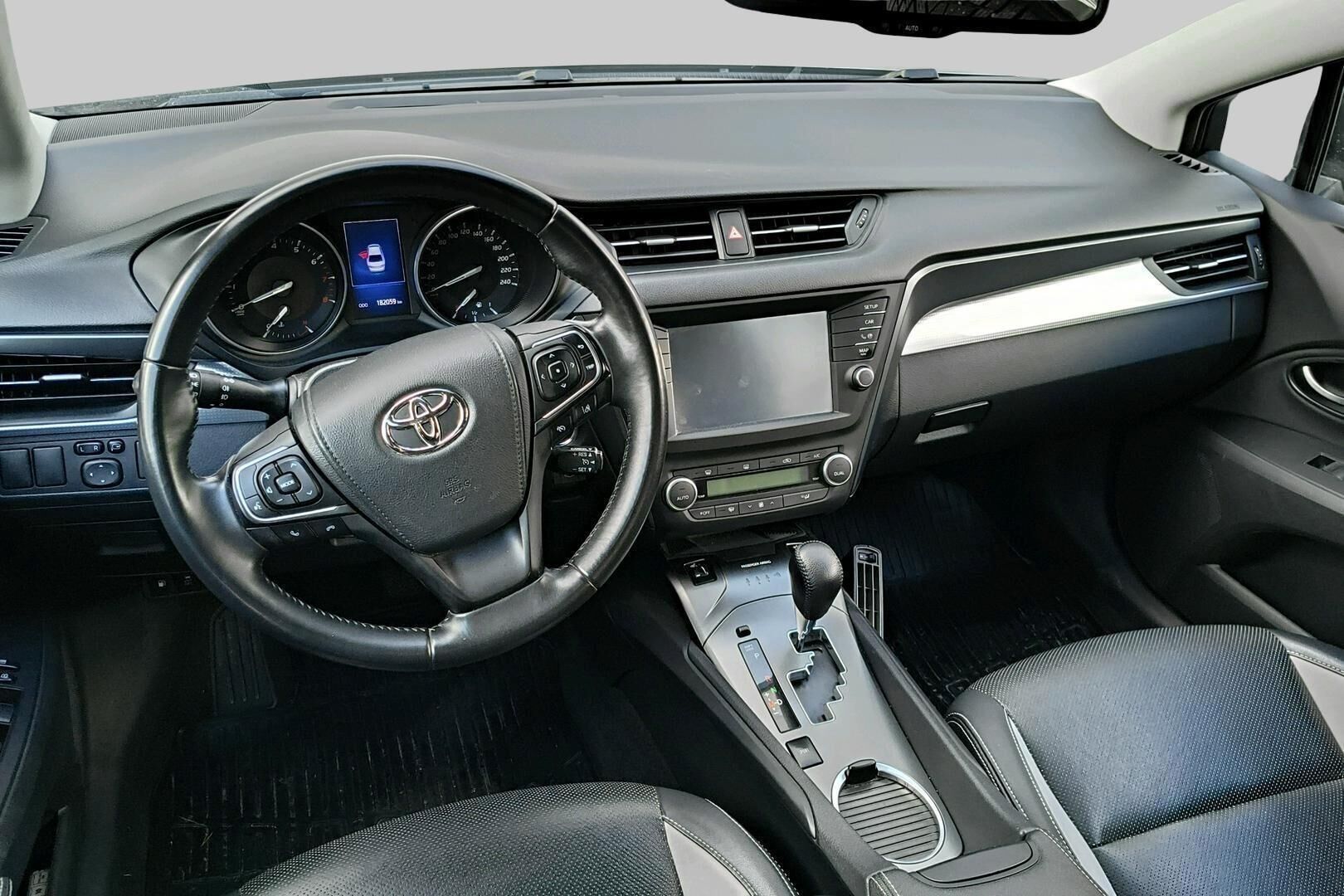 Toyota Avensis iso kuva 2