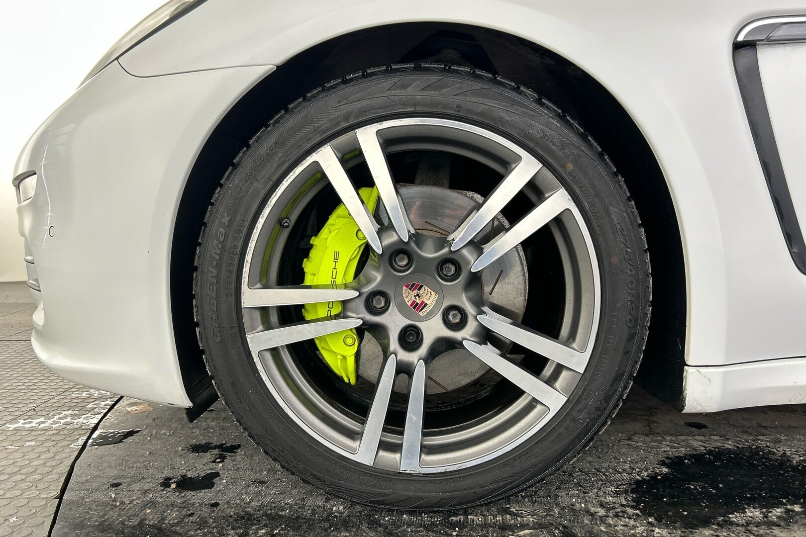 Porsche Panamera iso kuva 10