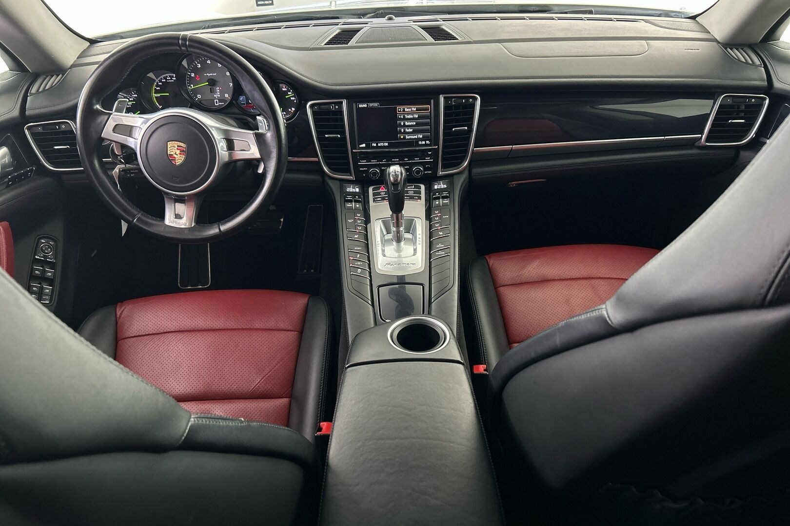 Porsche Panamera iso kuva 12