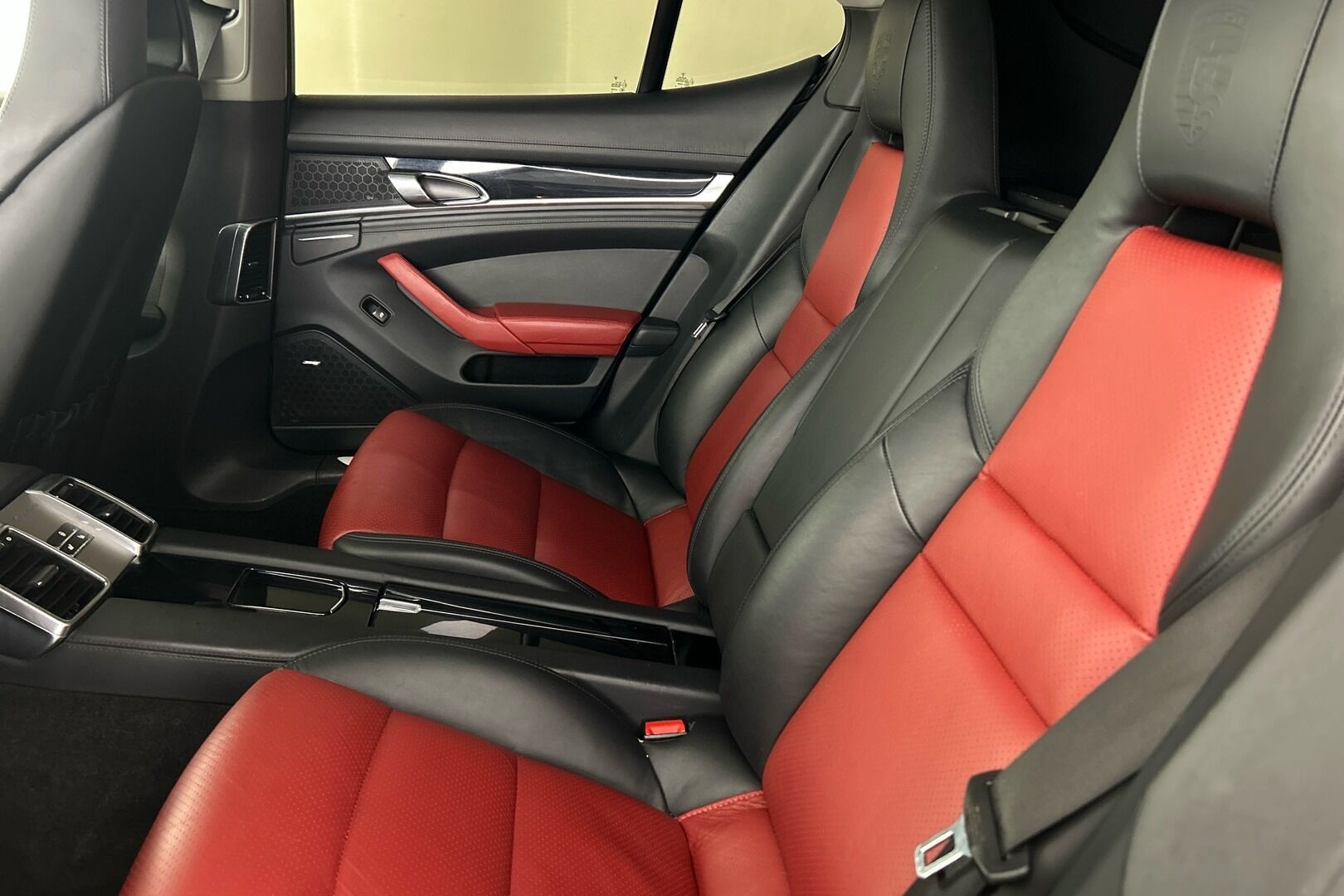 Porsche Panamera iso kuva 8