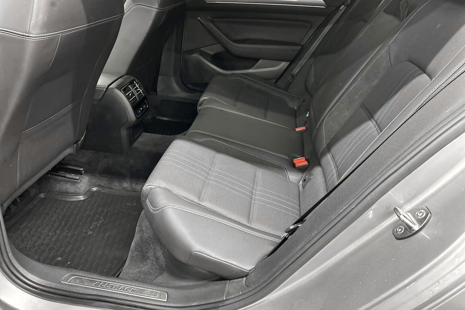 Volkswagen Passat iso kuva 10