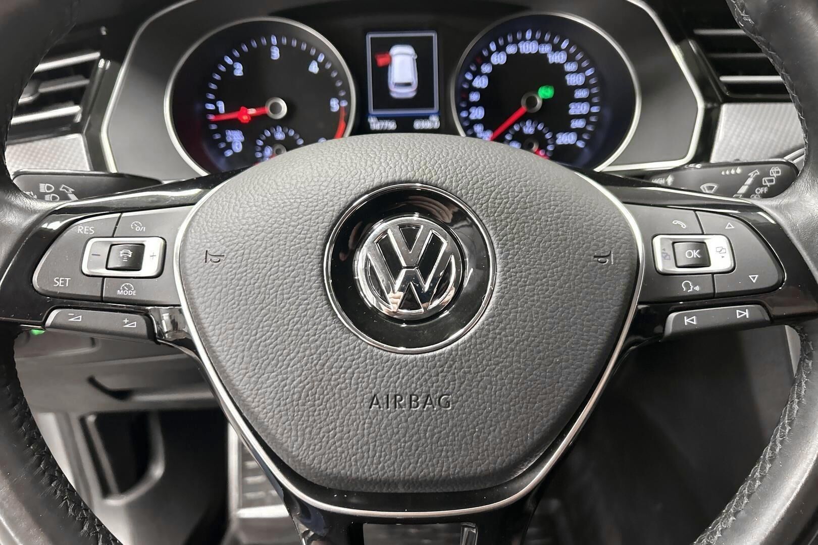 Volkswagen Passat iso kuva 19