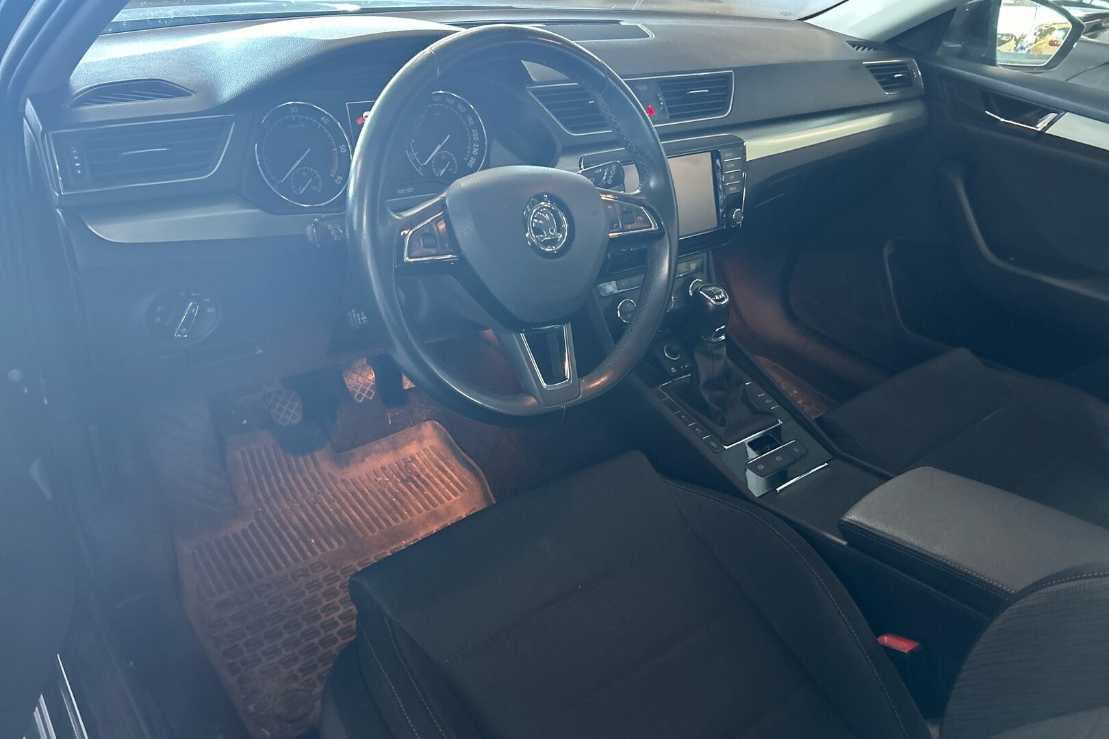 Skoda Superb iso kuva 2