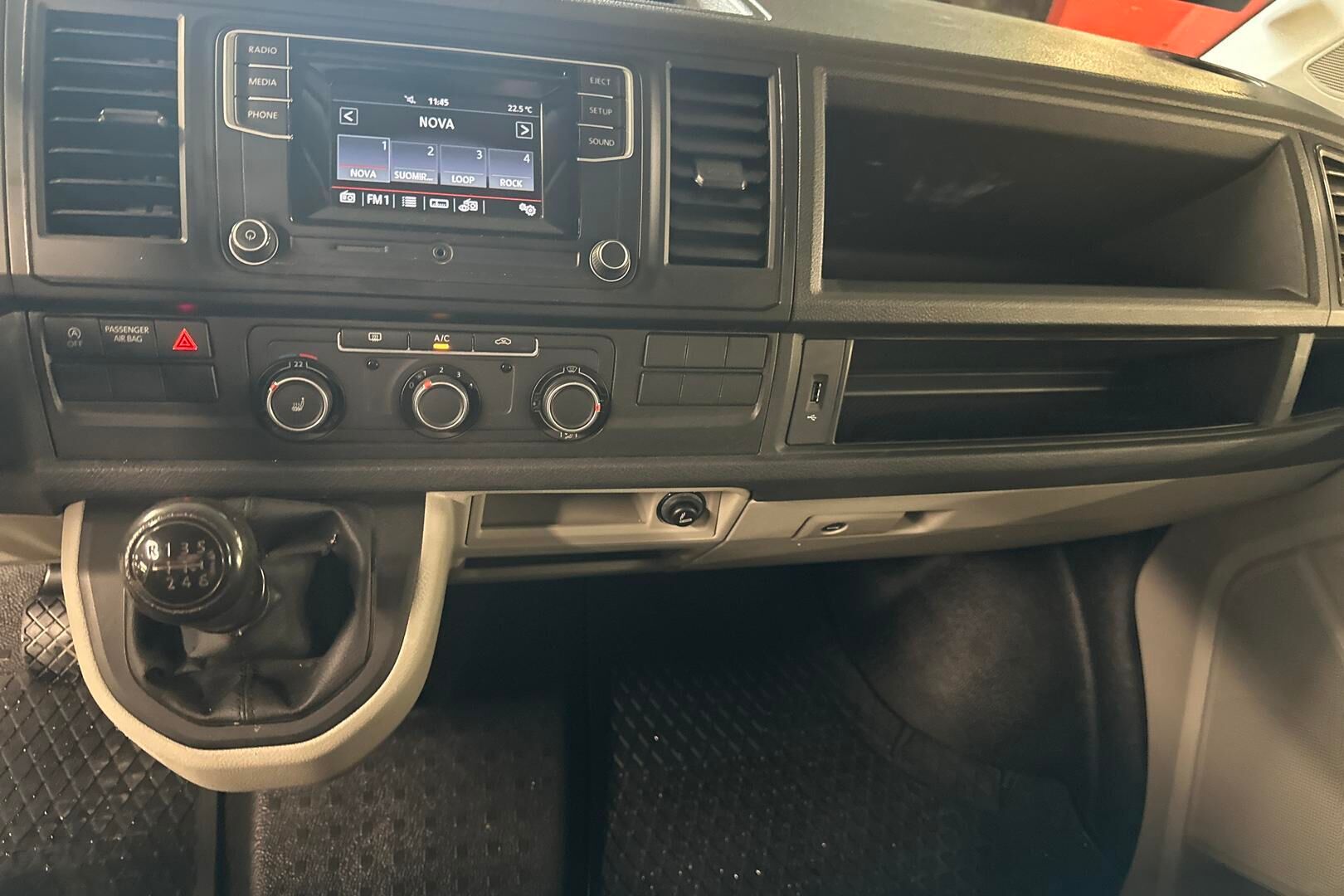 Volkswagen Transporter iso kuva 14