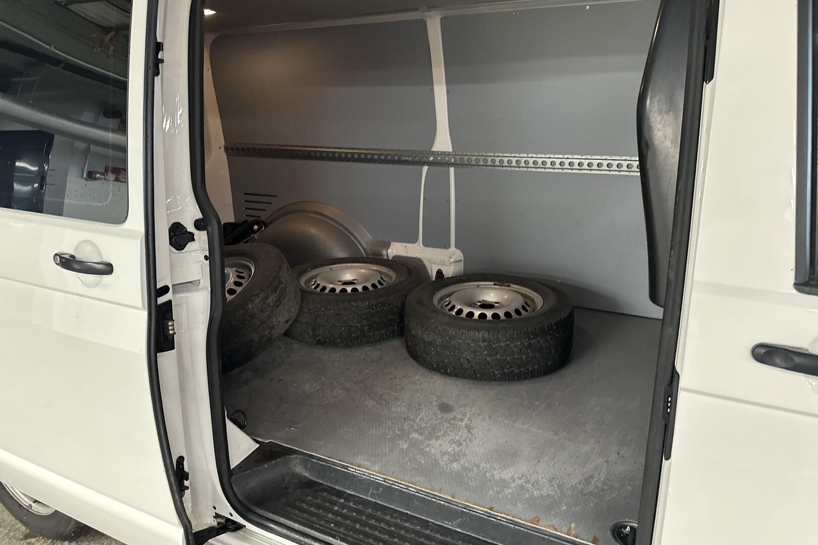 Volkswagen Transporter iso kuva 17