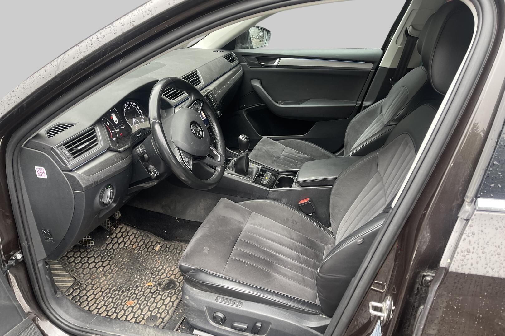 Skoda Superb iso kuva 2