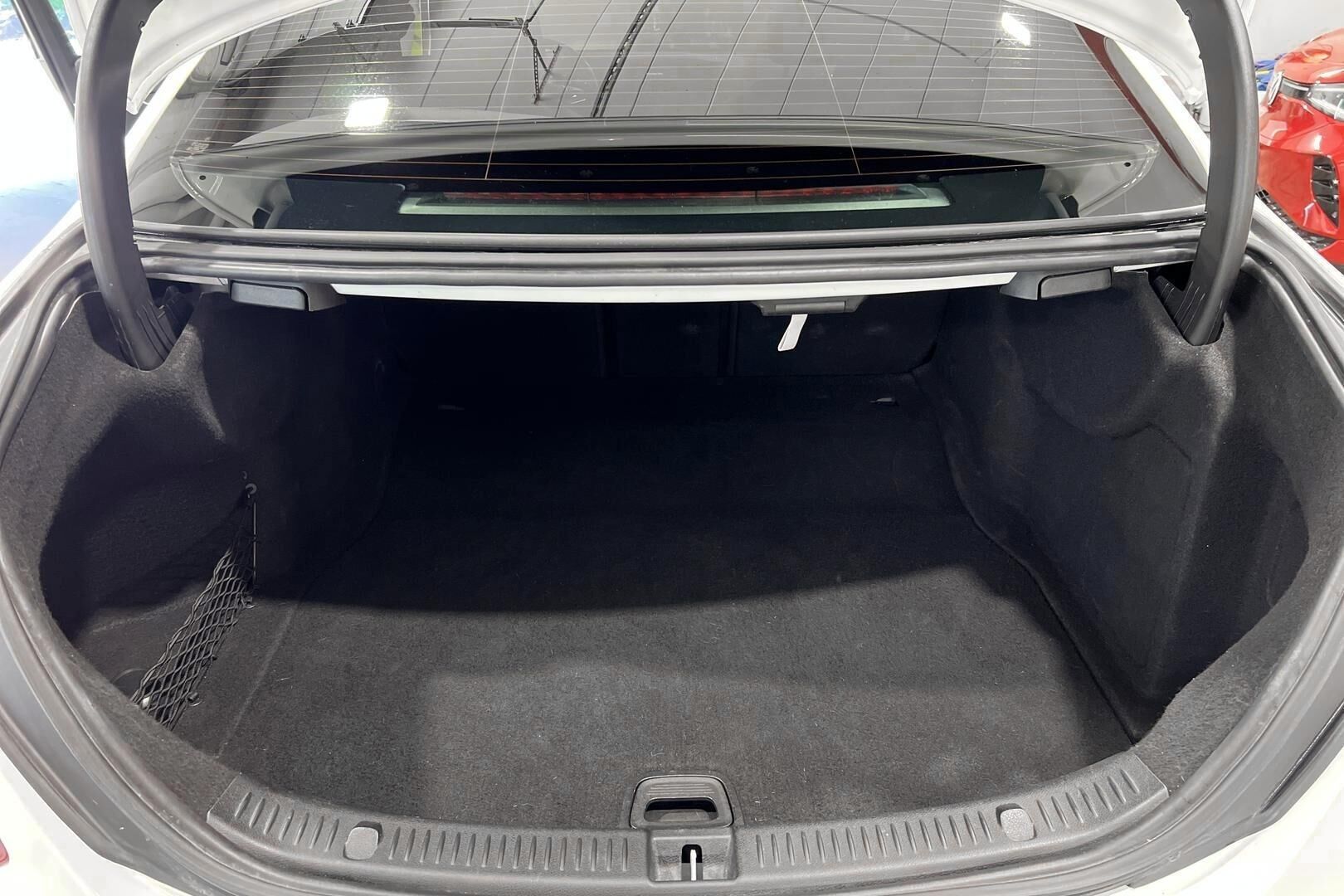 MERCEDES-BENZ E iso kuva 9