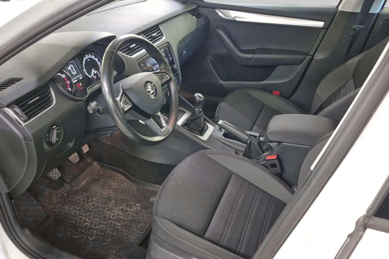 Skoda Octavia iso kuva 2