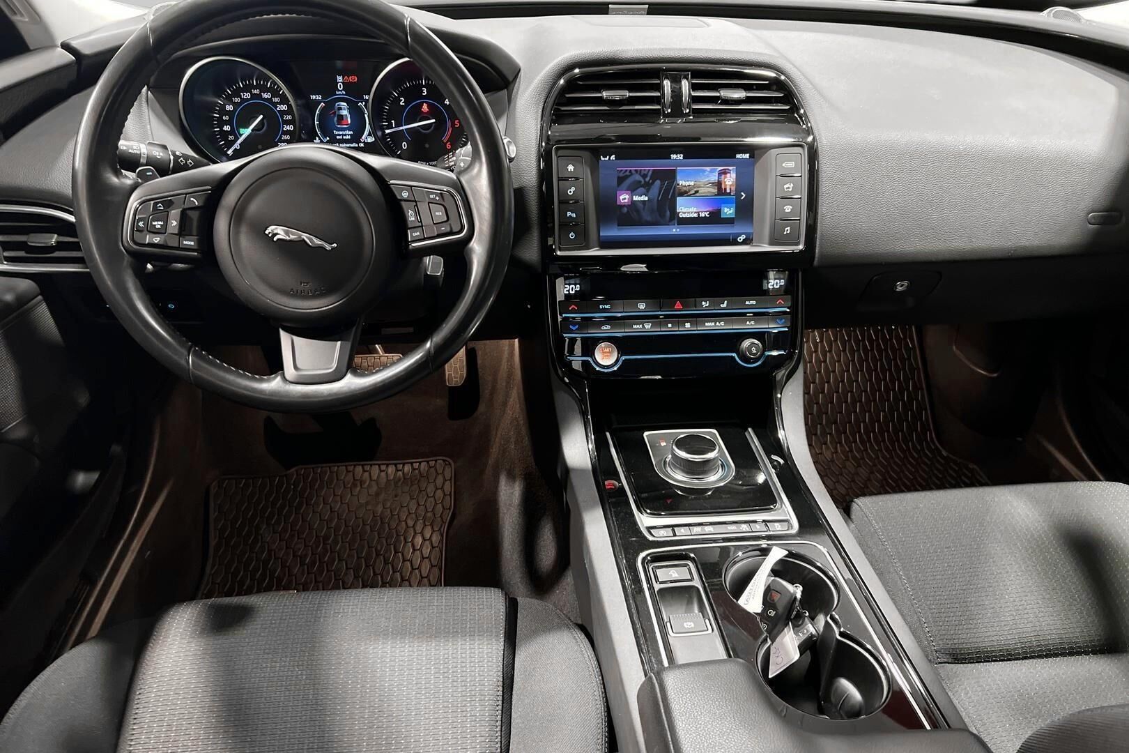 Jaguar XE iso kuva 11
