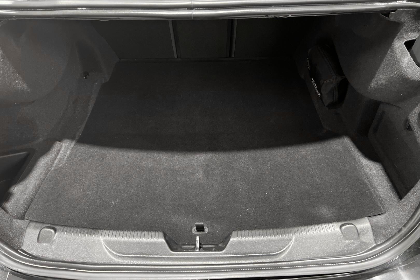 Jaguar XE iso kuva 12