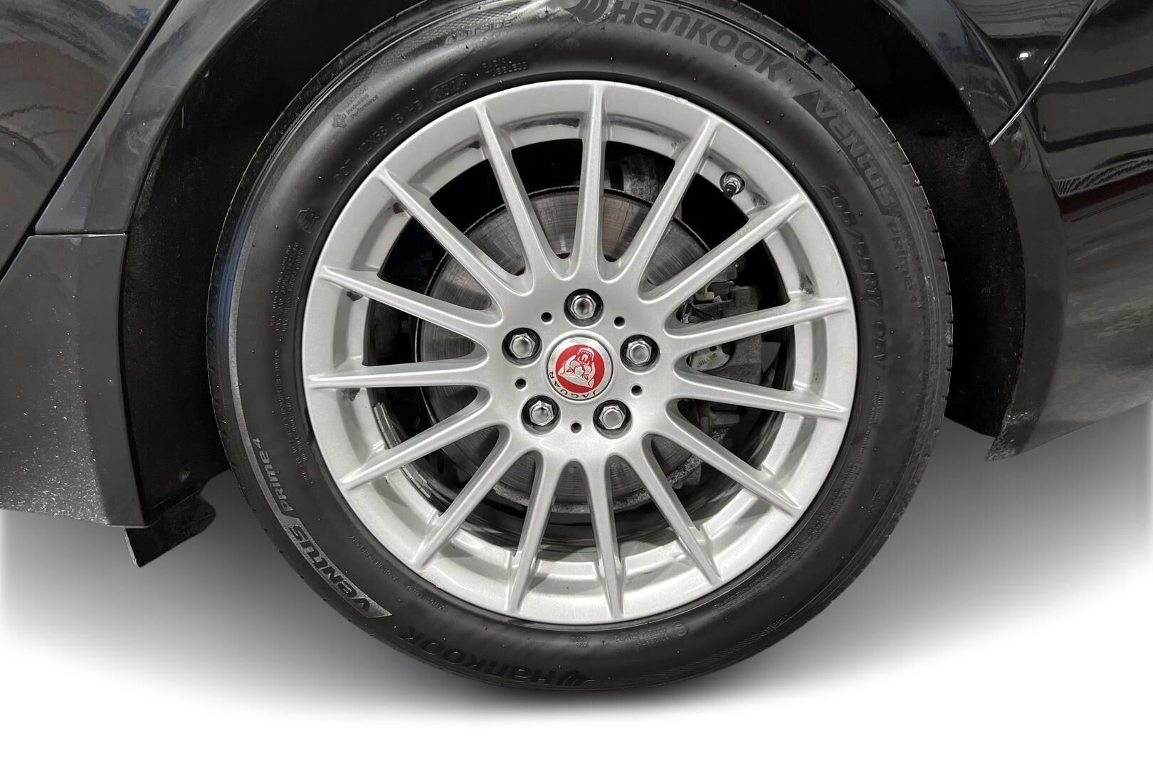 Jaguar XE iso kuva 13
