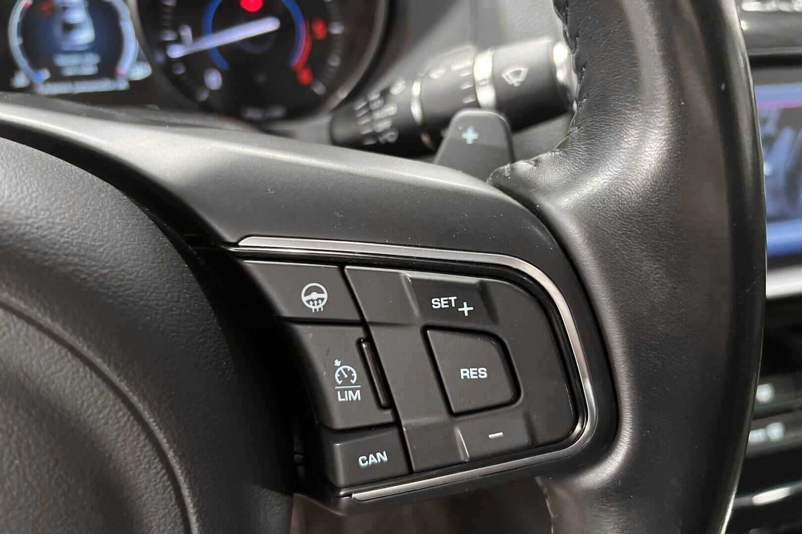 Jaguar XE iso kuva 16