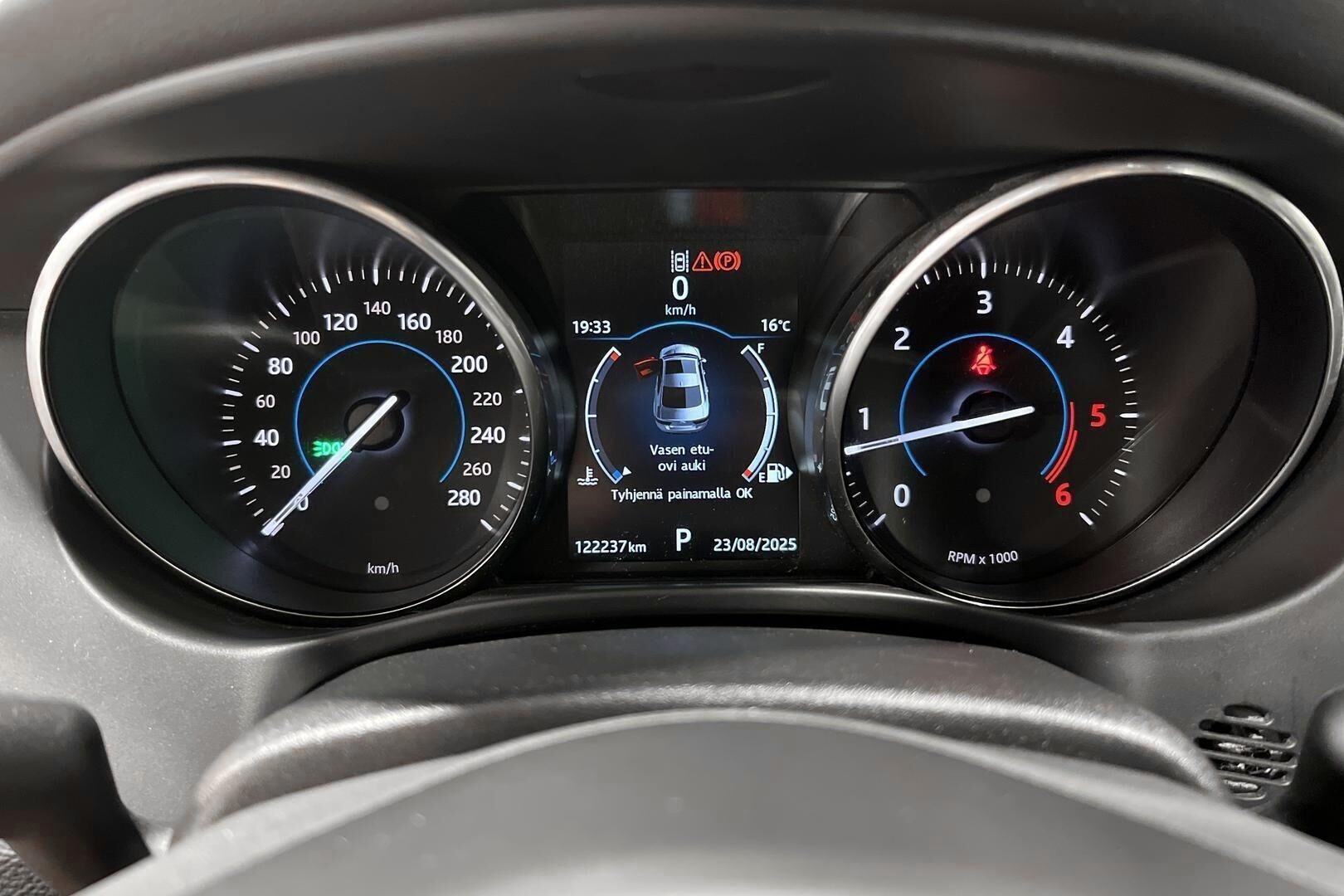 Jaguar XE iso kuva 17