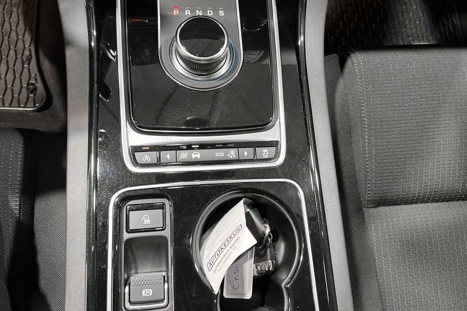 Jaguar XE iso kuva 18