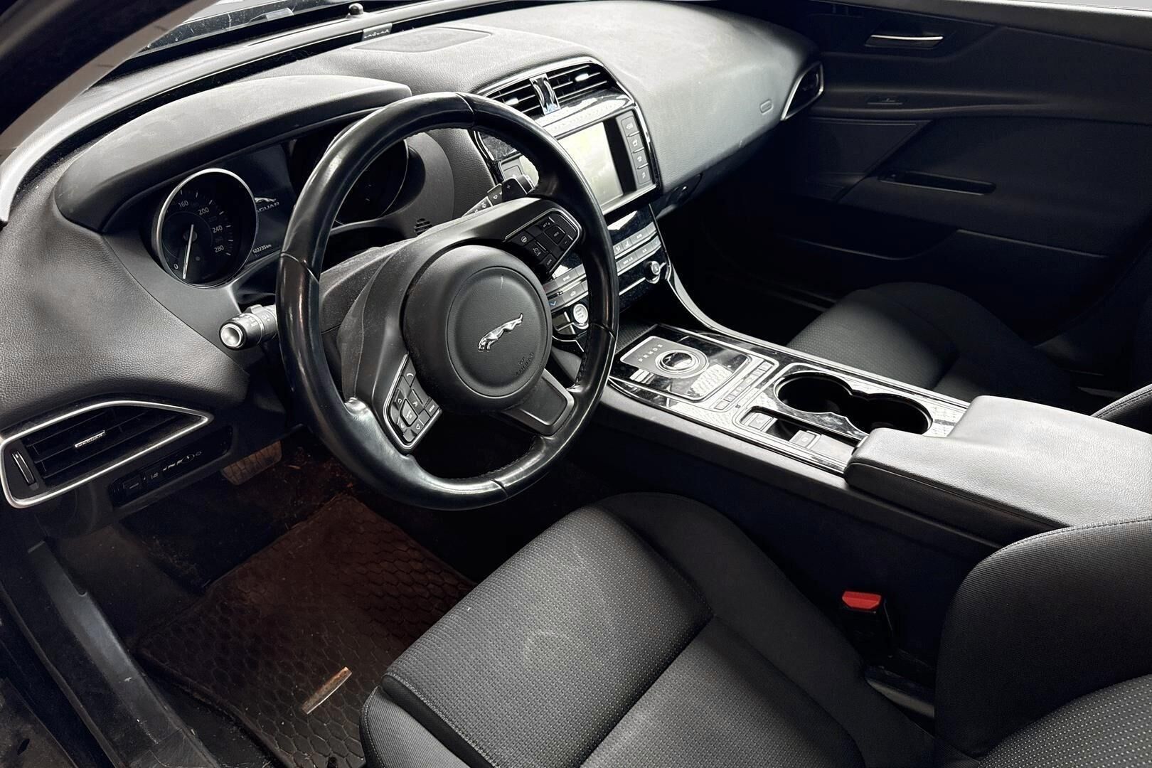 Jaguar XE iso kuva 2