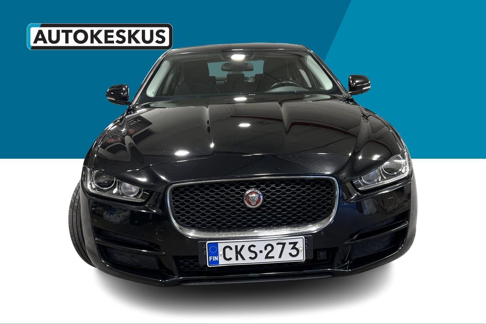 Jaguar XE iso kuva 2