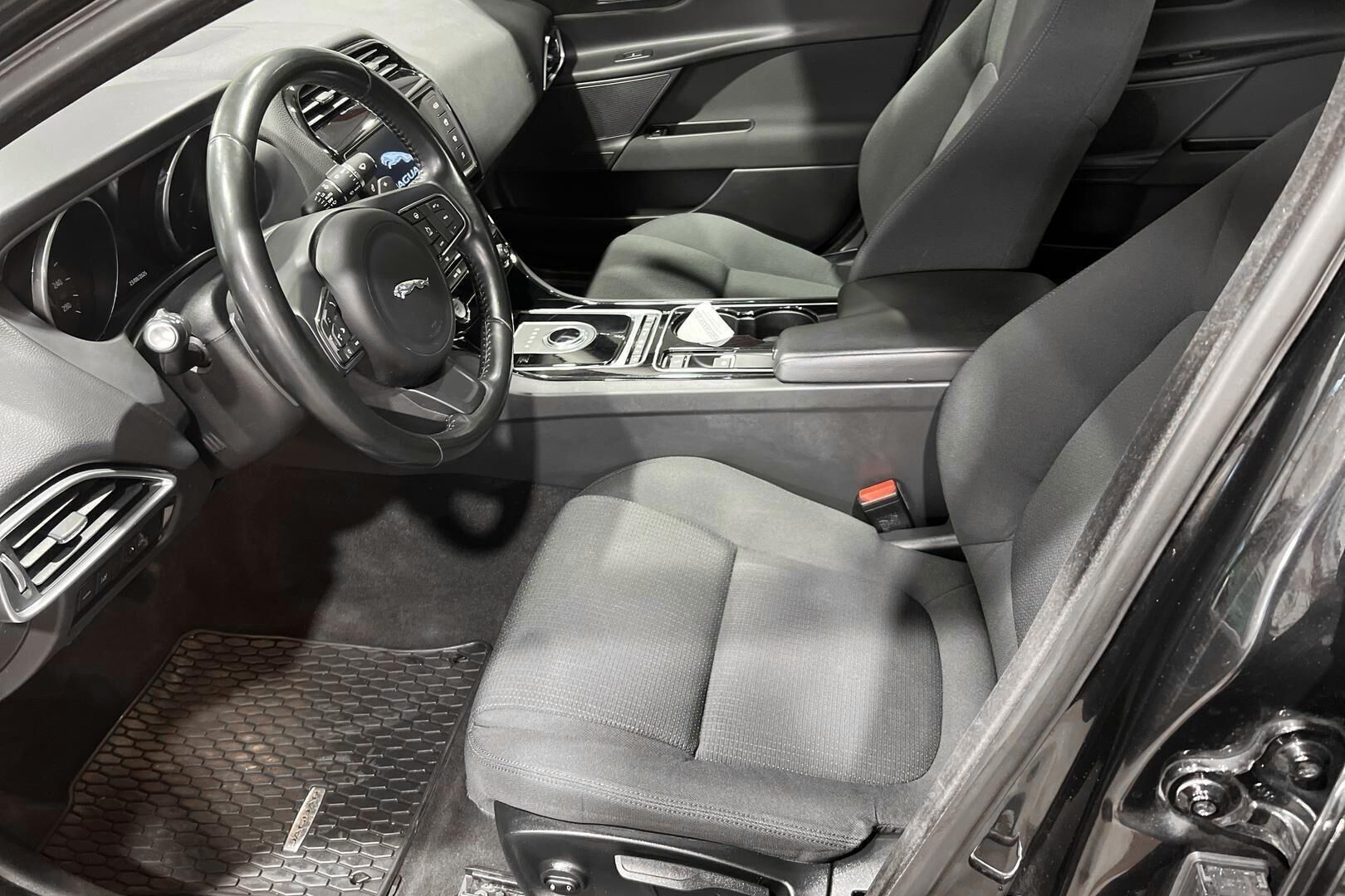 Jaguar XE iso kuva 9