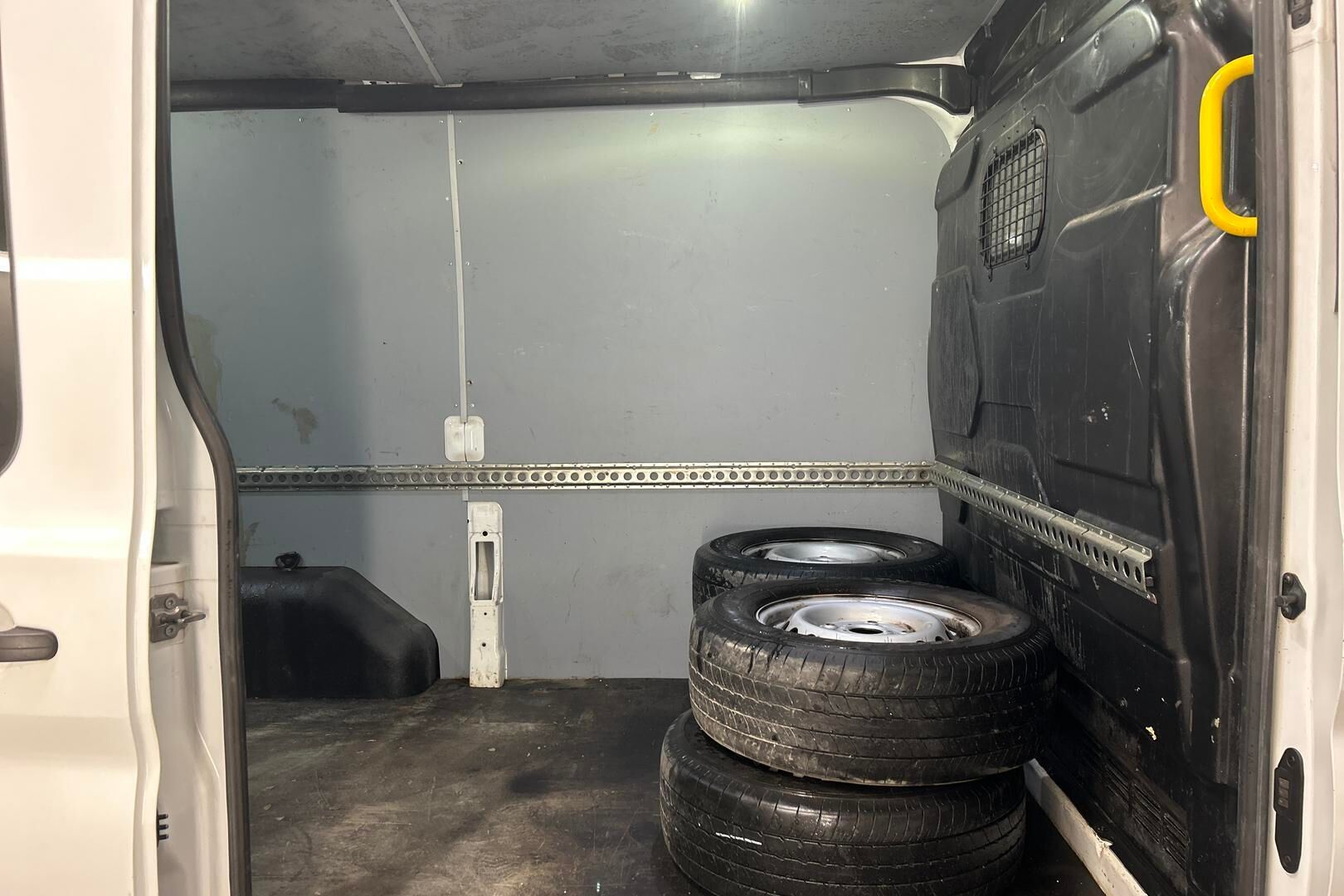 Ford Transit iso kuva 10