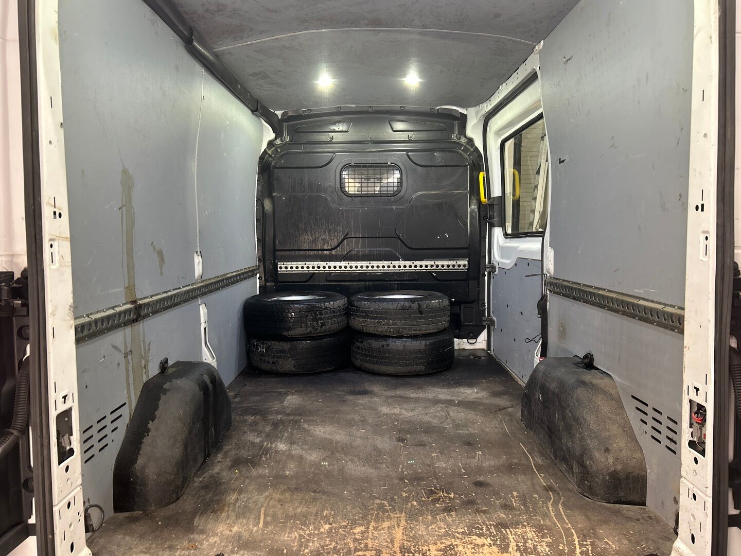 Ford Transit iso kuva 11