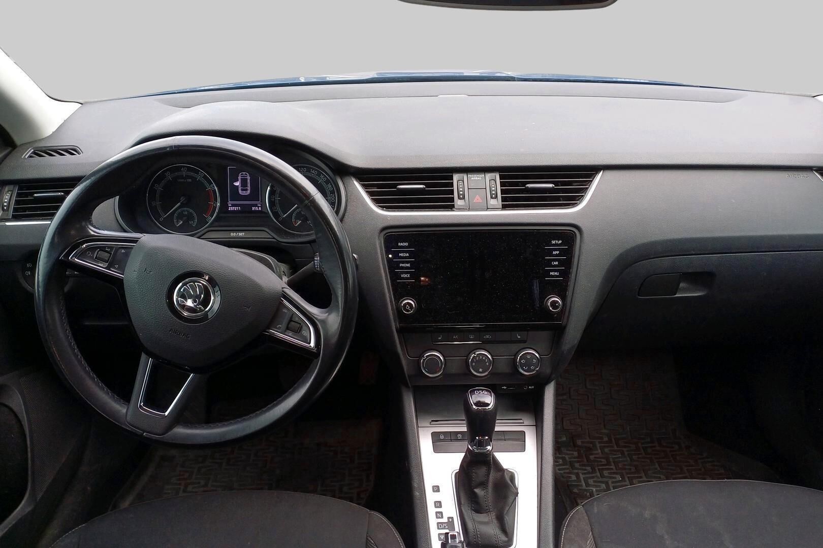 Skoda Octavia iso kuva 2