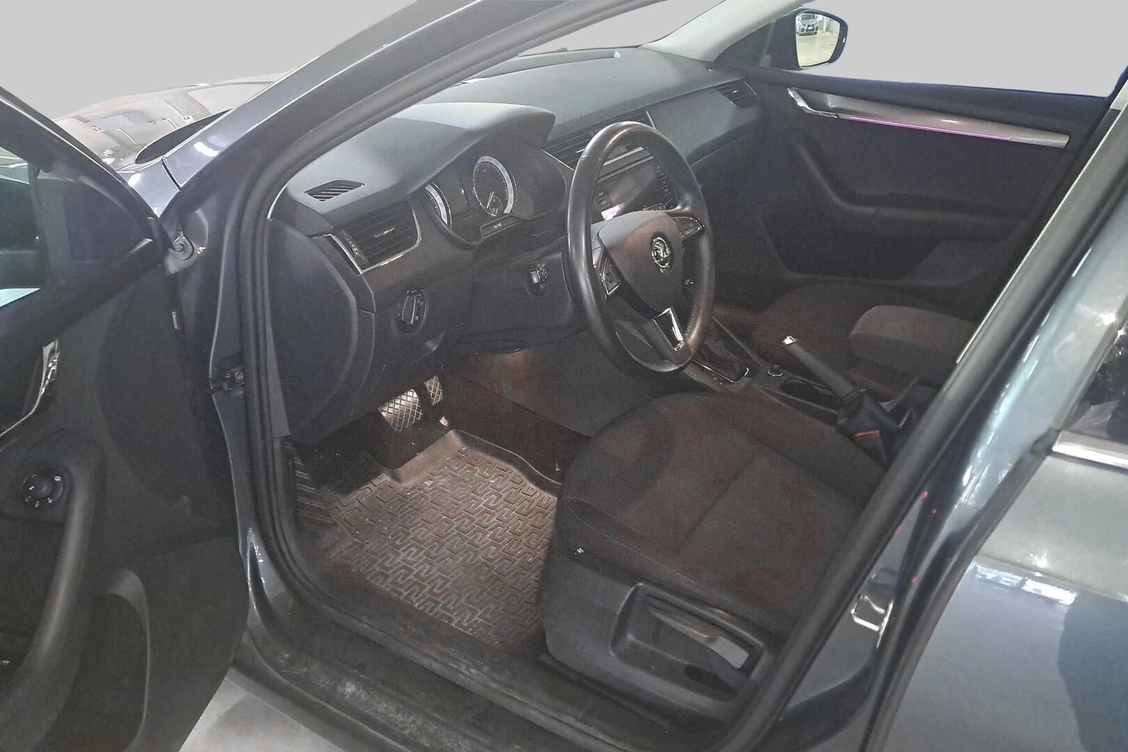 Skoda Octavia iso kuva 2
