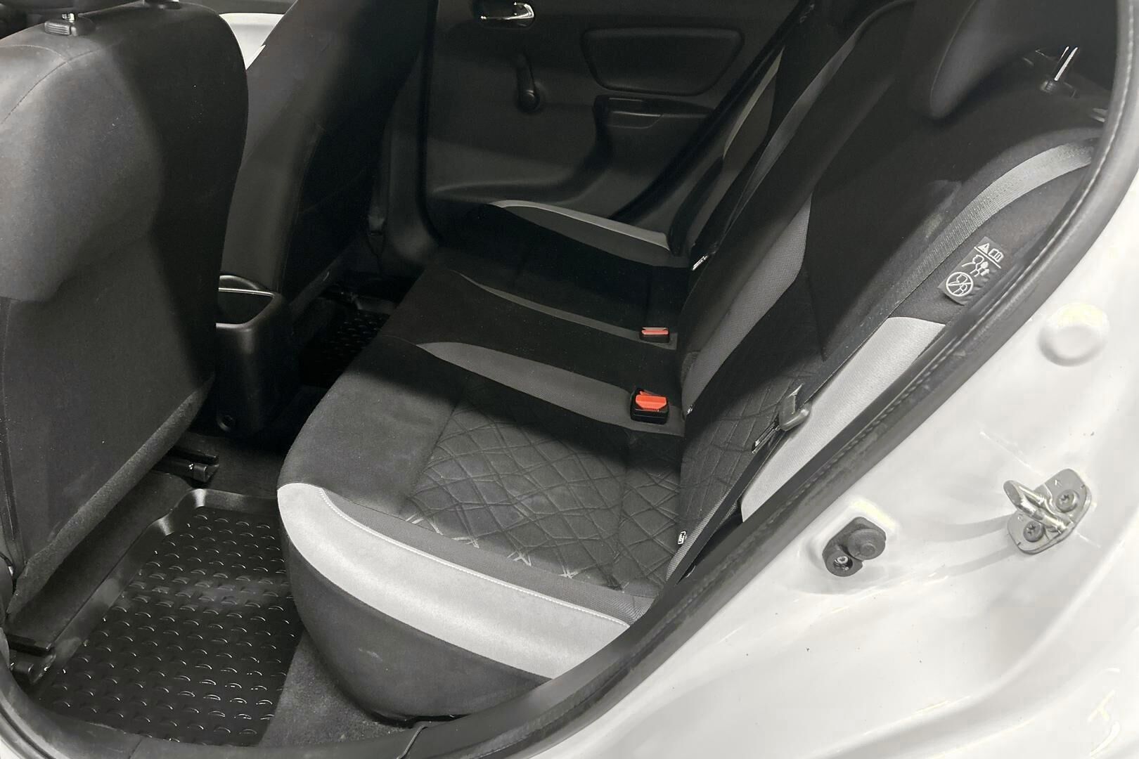 Nissan Micra iso kuva 10