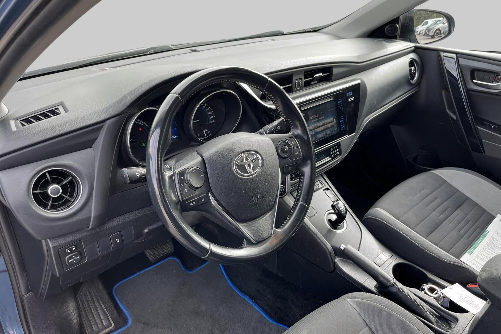 Toyota Auris iso kuva 4