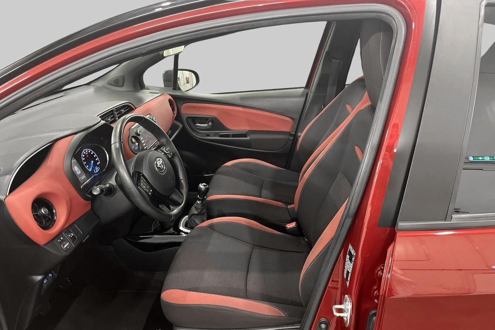 Toyota Yaris iso kuva 6