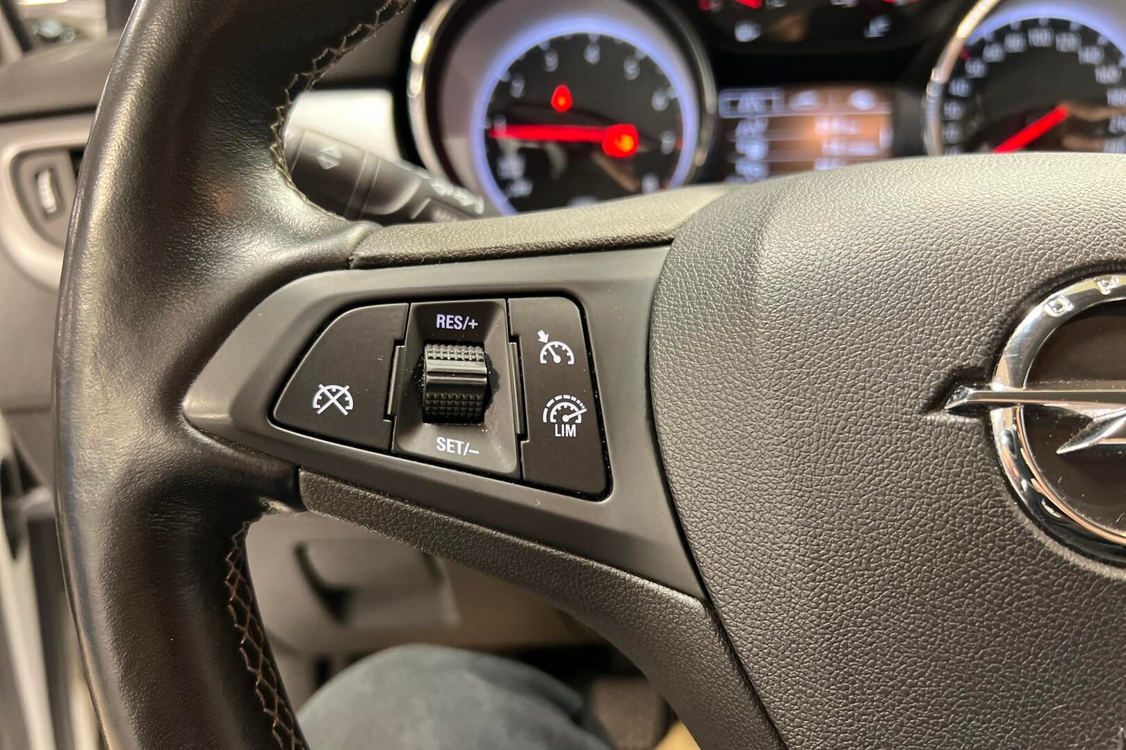 Opel Astra iso kuva 17