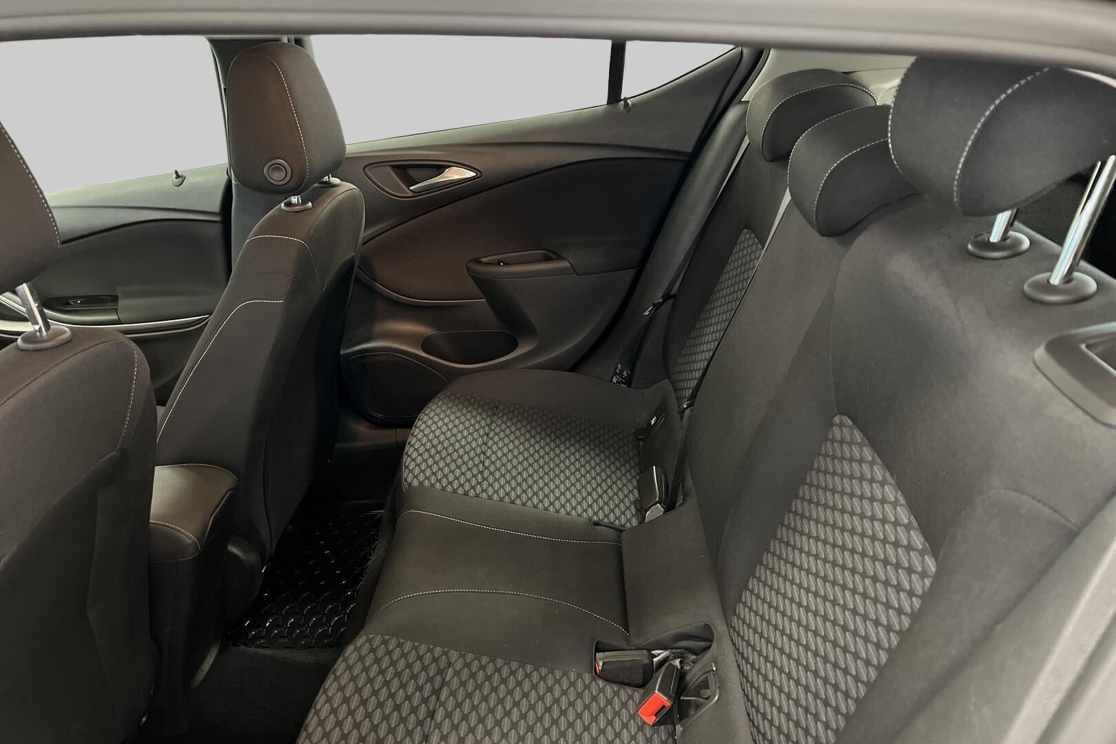 Opel Astra iso kuva 10