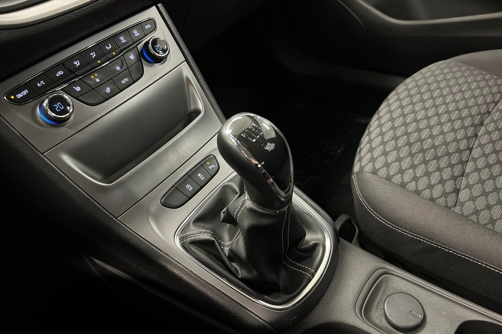 Opel Astra iso kuva 16