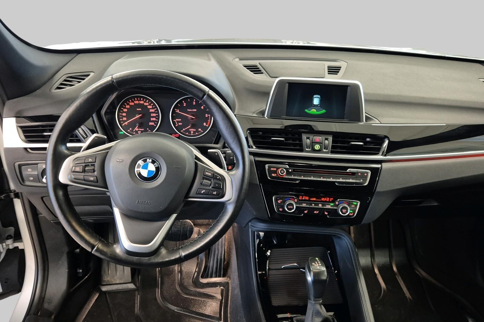 BMW X1 iso kuva 10