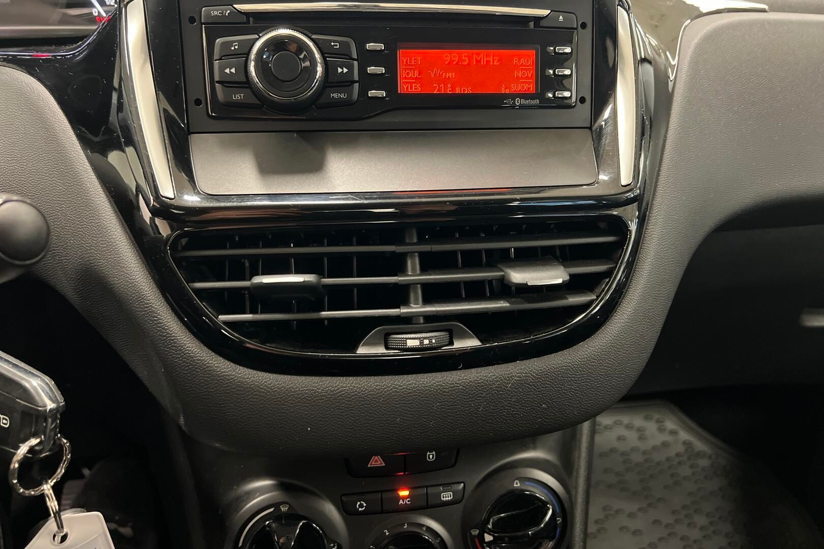 Peugeot 208 iso kuva 15