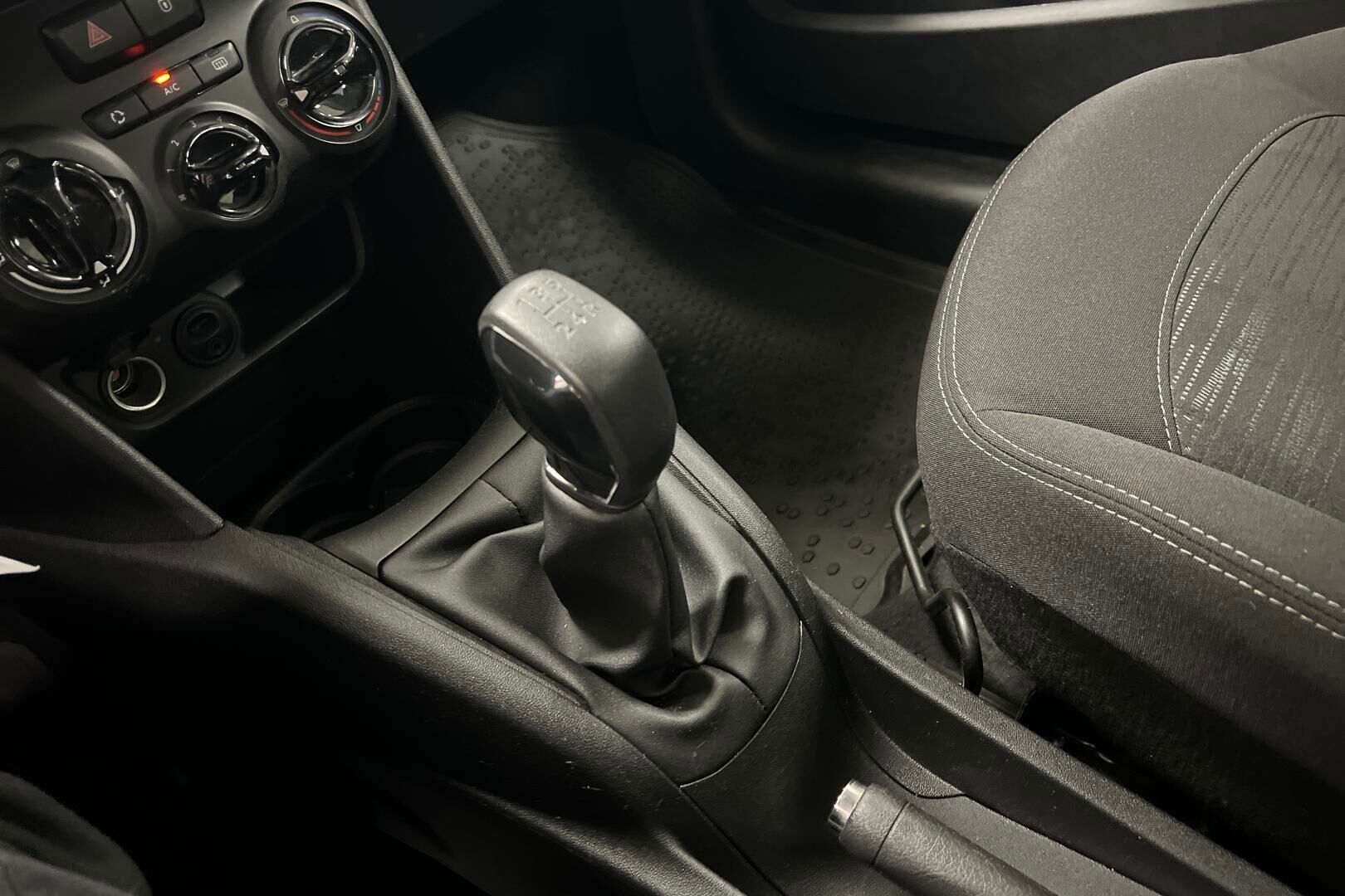 Peugeot 208 iso kuva 16