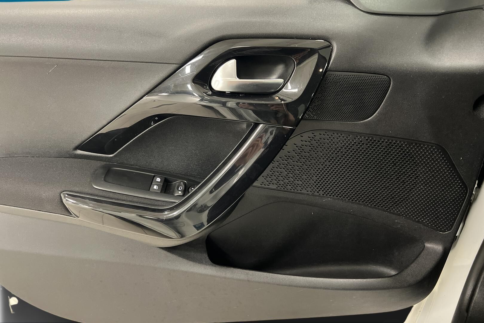 Peugeot 208 iso kuva 19