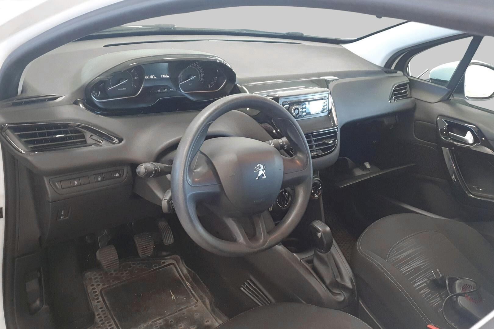 Peugeot 208 iso kuva 2