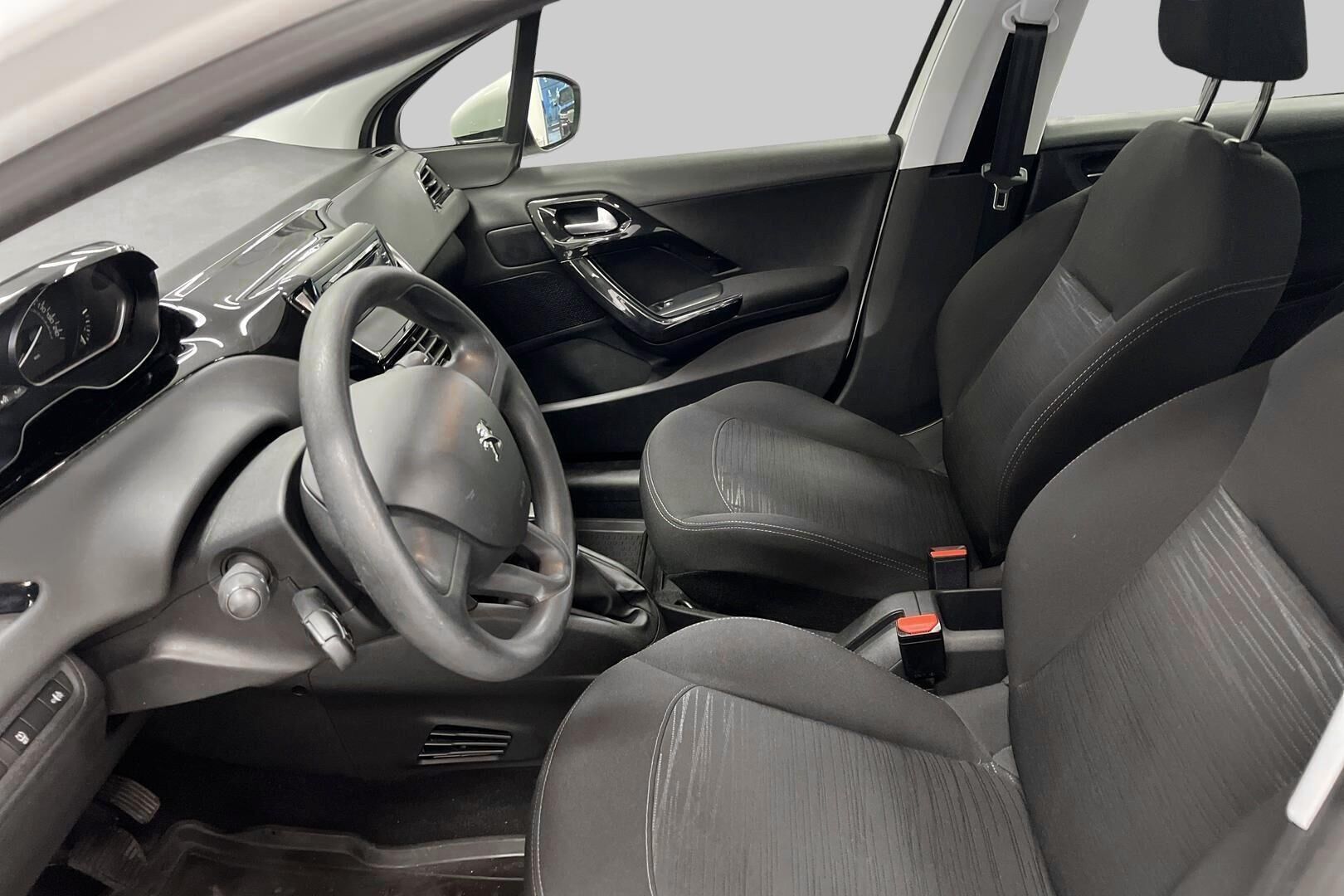Peugeot 208 iso kuva 9