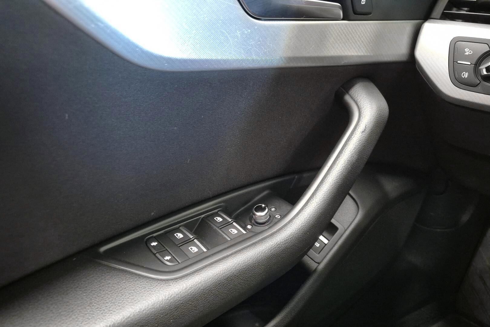 Audi A4 iso kuva 17