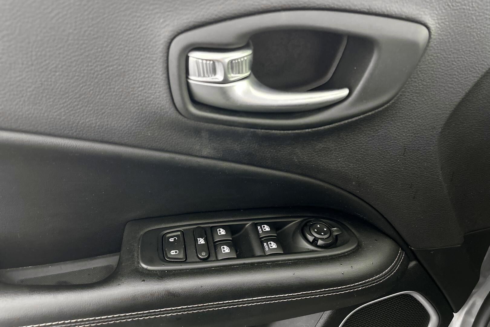 Jeep Compass iso kuva 29