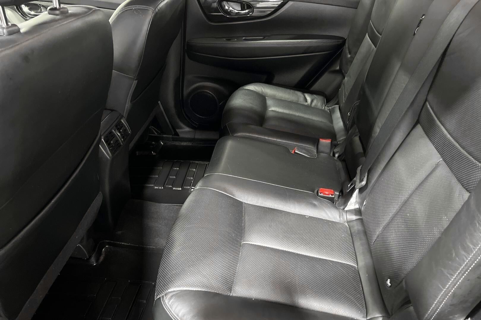 Nissan X-Trail iso kuva 8