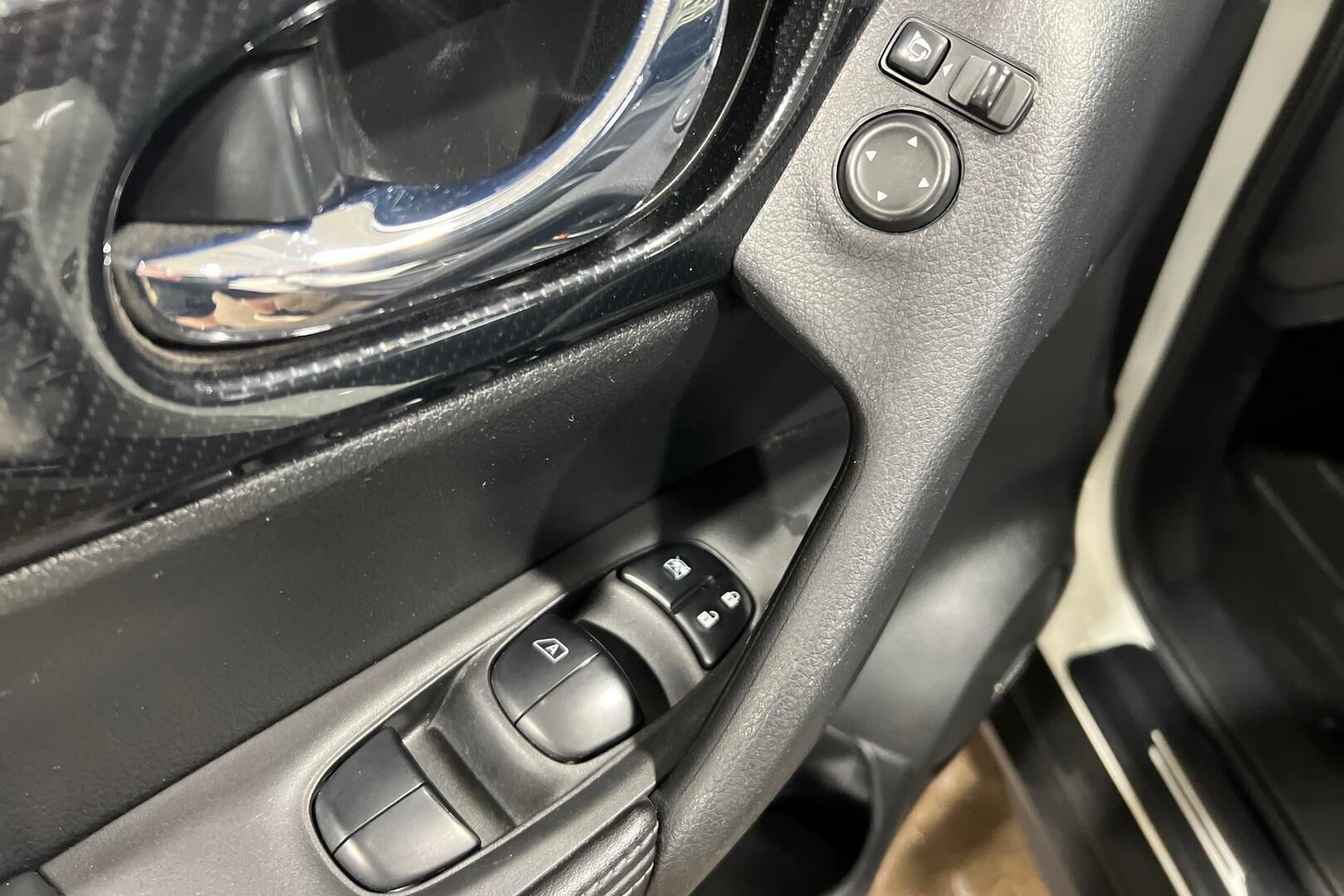 Nissan X-Trail iso kuva 12