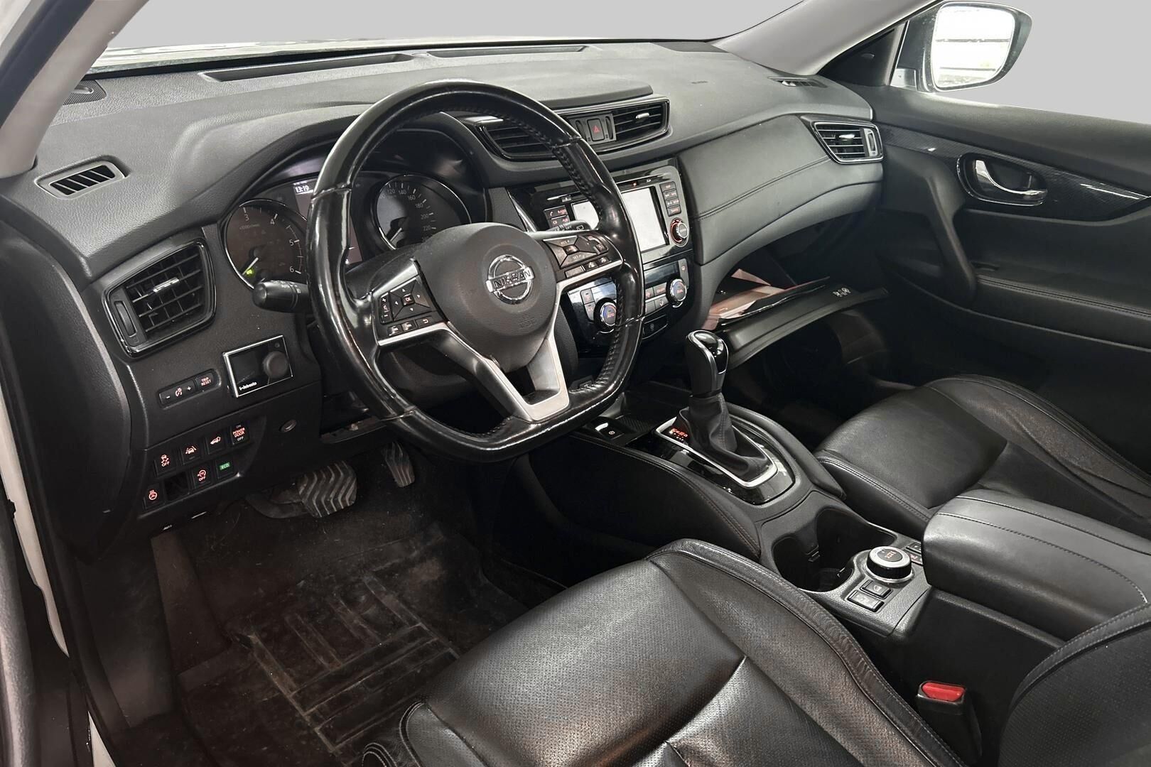 Nissan X-Trail iso kuva 2