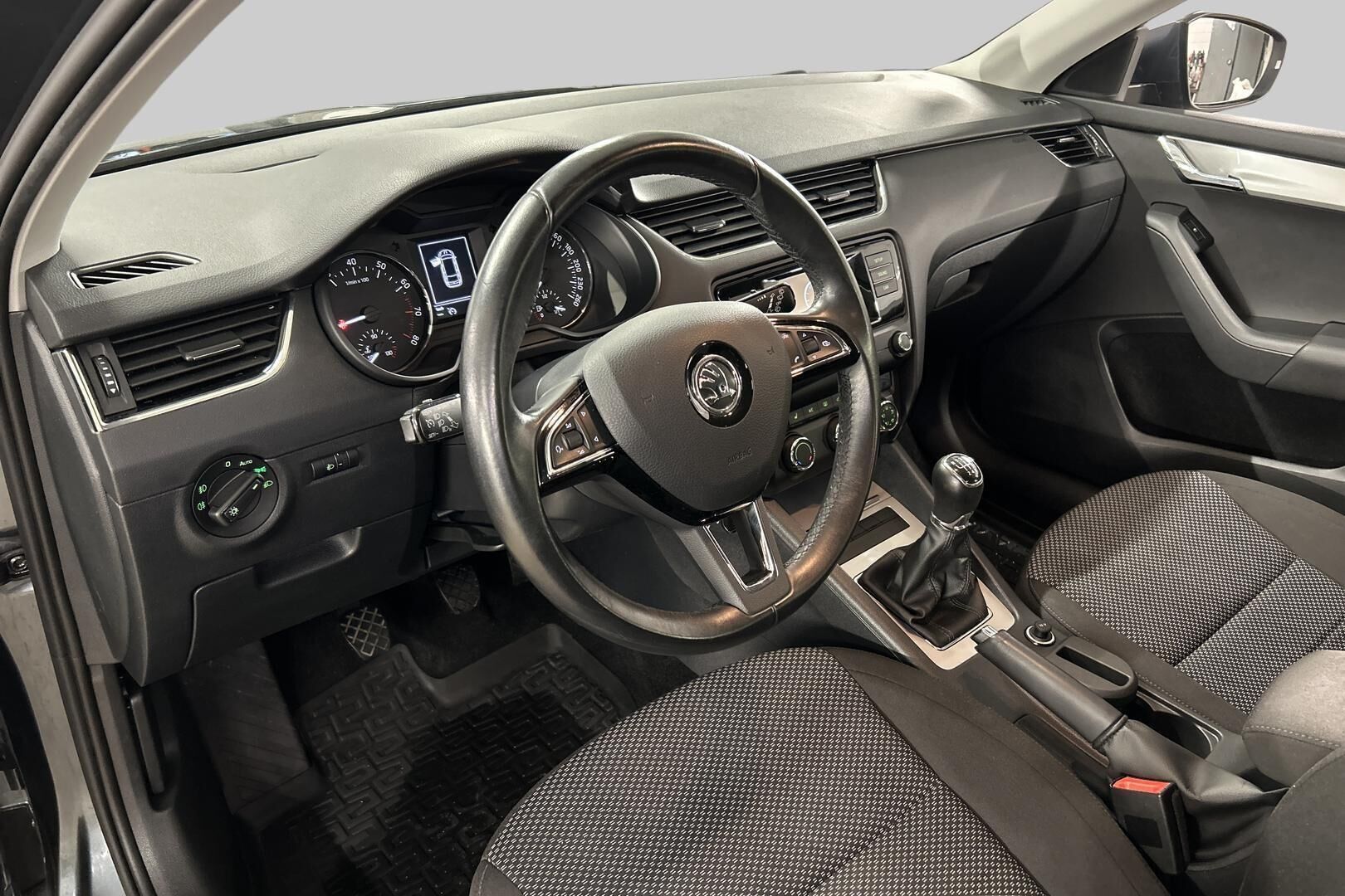 Skoda Octavia iso kuva 9