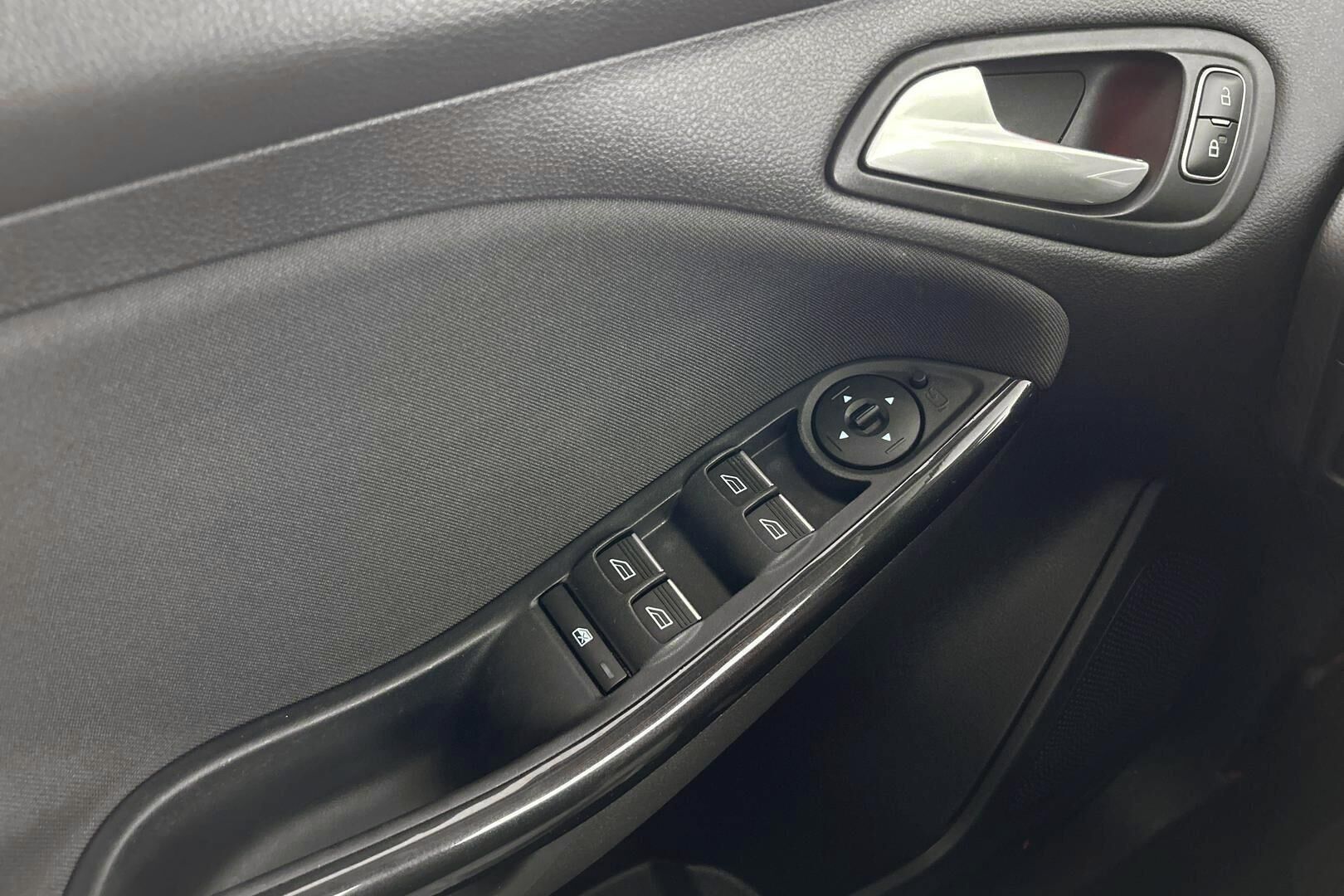 Ford Focus iso kuva 20