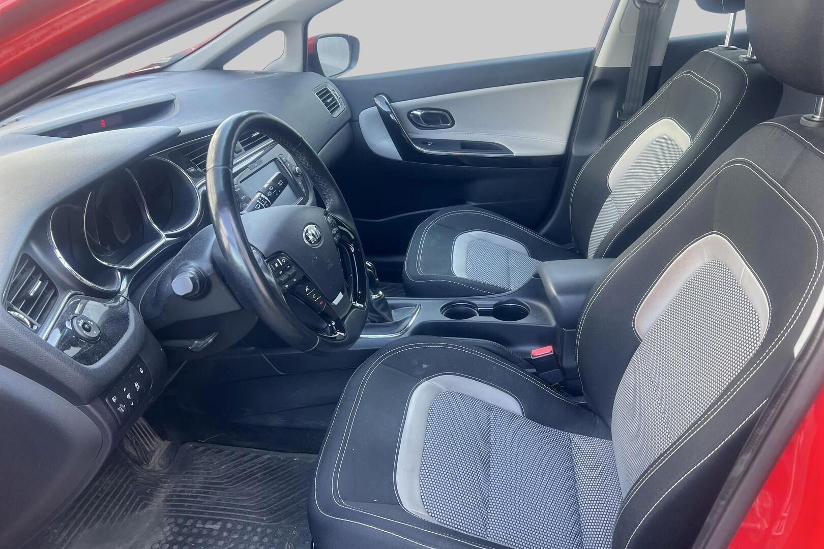 Kia cee'd iso kuva 1