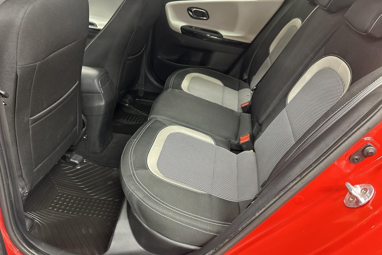 Kia cee'd iso kuva 10