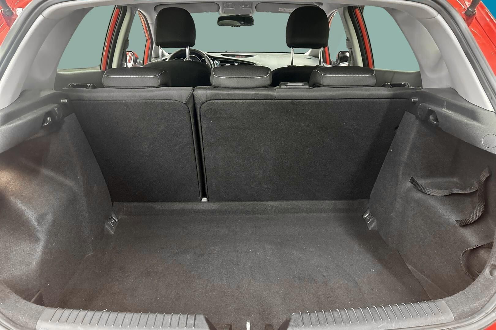 Kia cee'd iso kuva 12