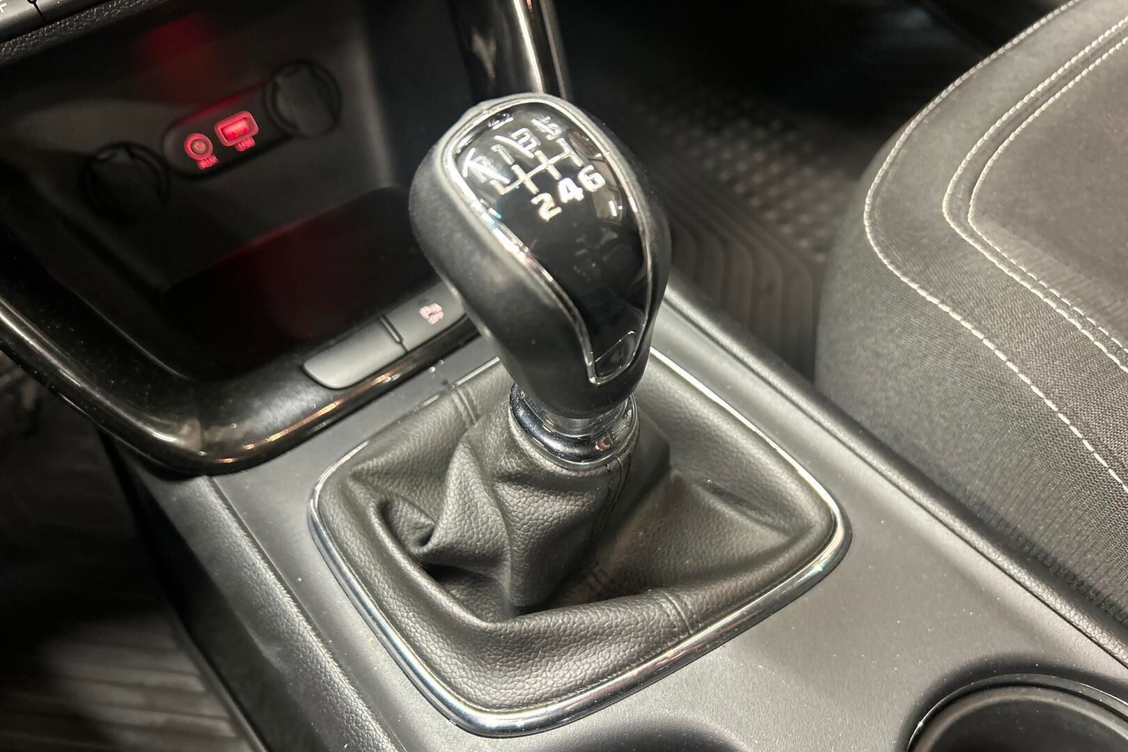 Kia cee'd iso kuva 23
