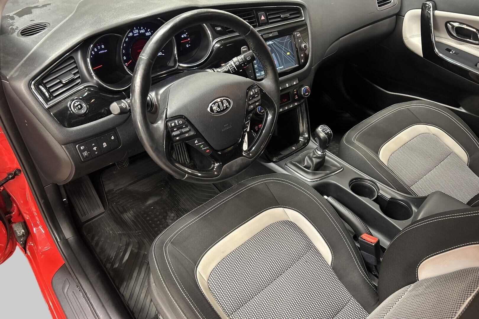 Kia cee'd iso kuva 9