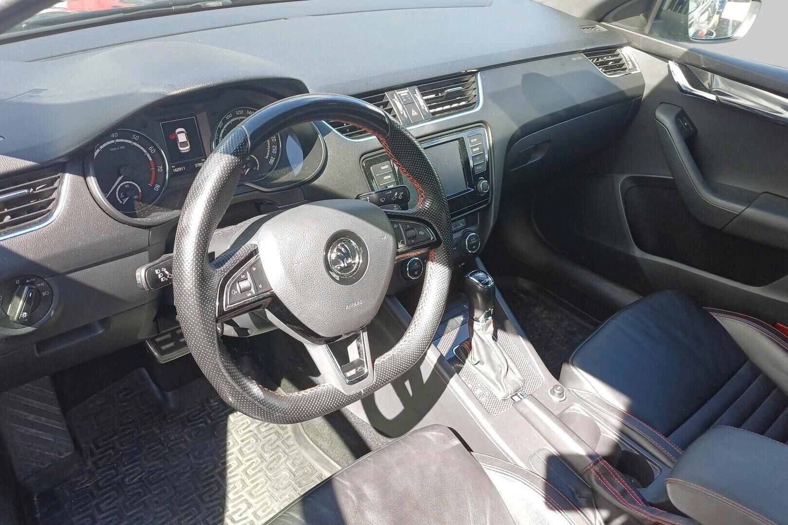 Skoda Octavia iso kuva 2
